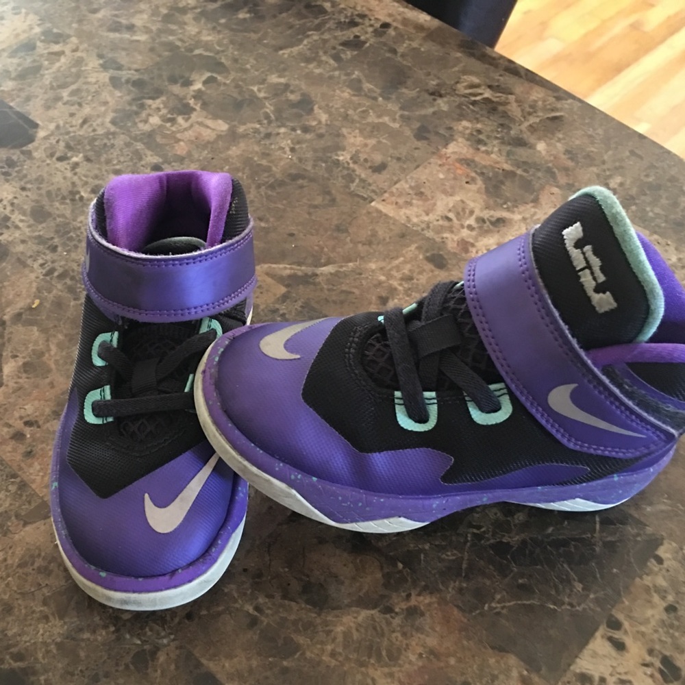Girls basketball shoes
