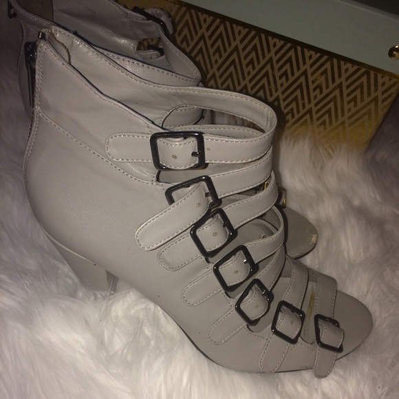 ‼️SALE‼️Aldo Side Buckle Strap Block Heels Sz 8 - Picture 3 of 5