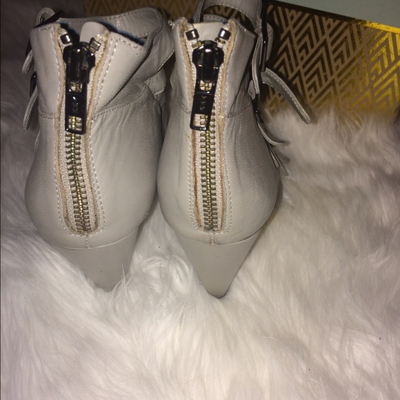 ‼️SALE‼️Aldo Side Buckle Strap Block Heels Sz 8 - Picture 4 of 5