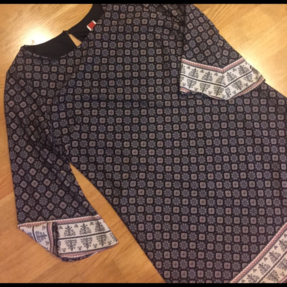 FINAL PRICE Large Printed Bell Sleeve Shift Dress - Picture 2 of 8