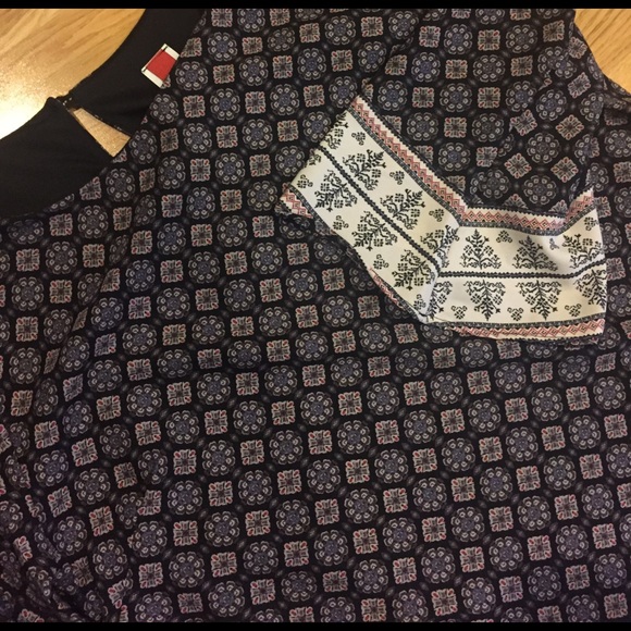 FINAL PRICE Large Printed Bell Sleeve Shift Dress - Picture 3 of 8