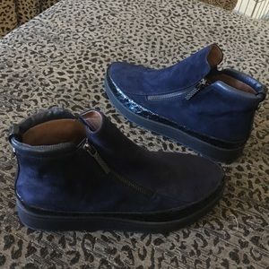 Donald J Pliner size 6 navy suede booties