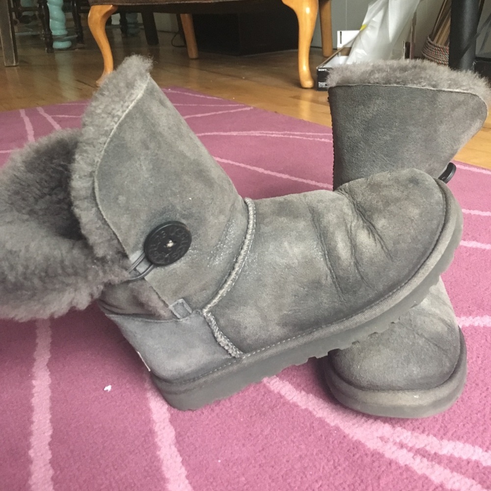 Bailey button uggs, short gray