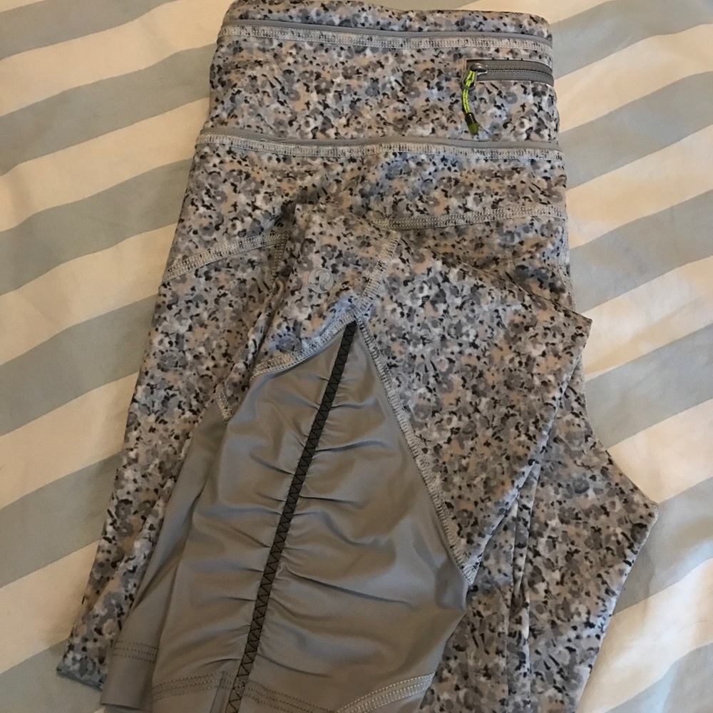 Lululemon 🍋 Grey Floral Running Crops
