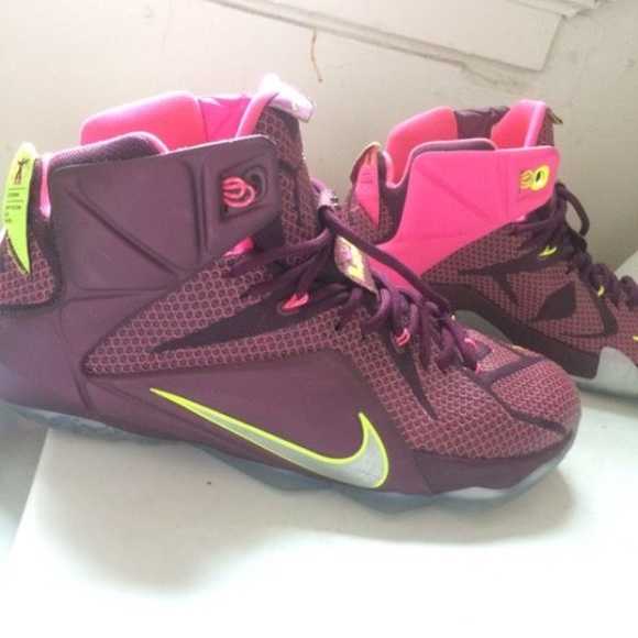Lebrons Nike shoes mens 10.5 - Picture 1 of 3