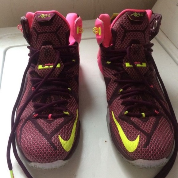 Lebrons Nike shoes mens 10.5 - Picture 3 of 3