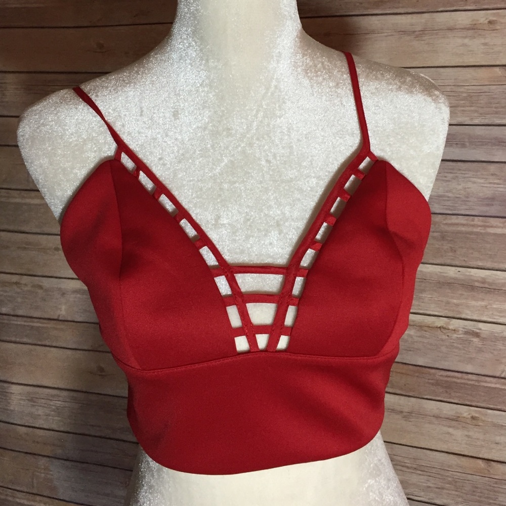 🔥CLEARANCE🔥💋 Sexy caged crop top.