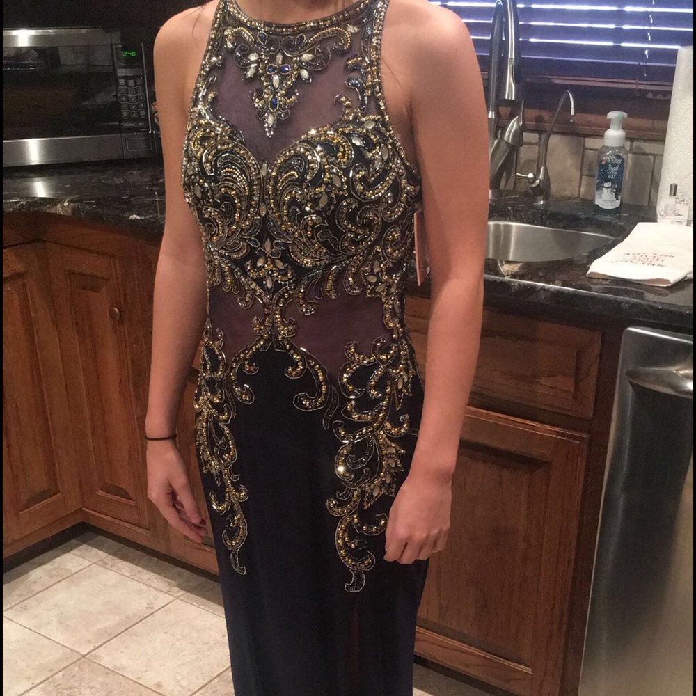 DRESS!! NEVER WORN ONLY TO TRY ON GREAT CONDITION