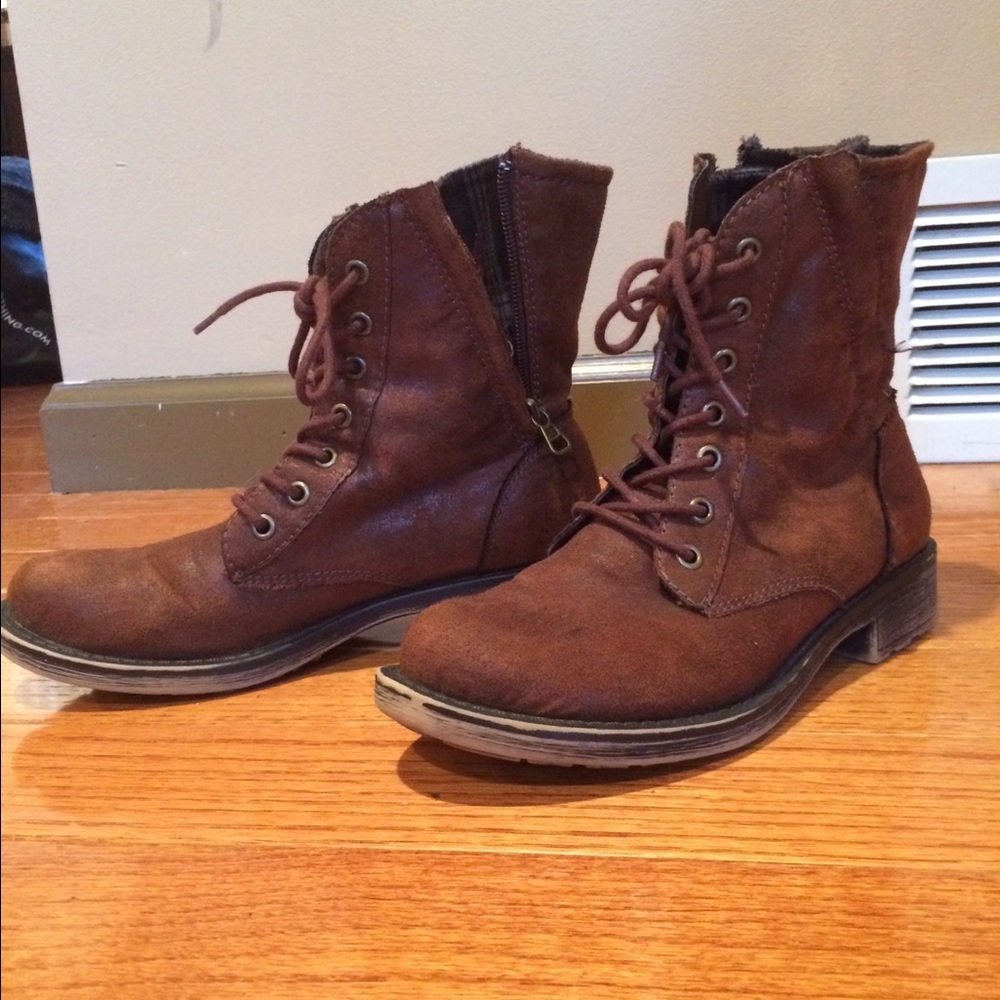 Combat boots