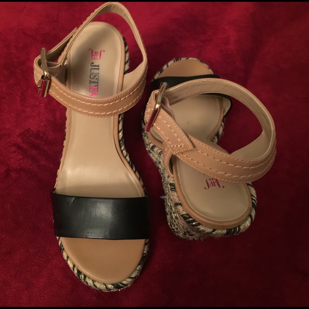 Nude/black wedges