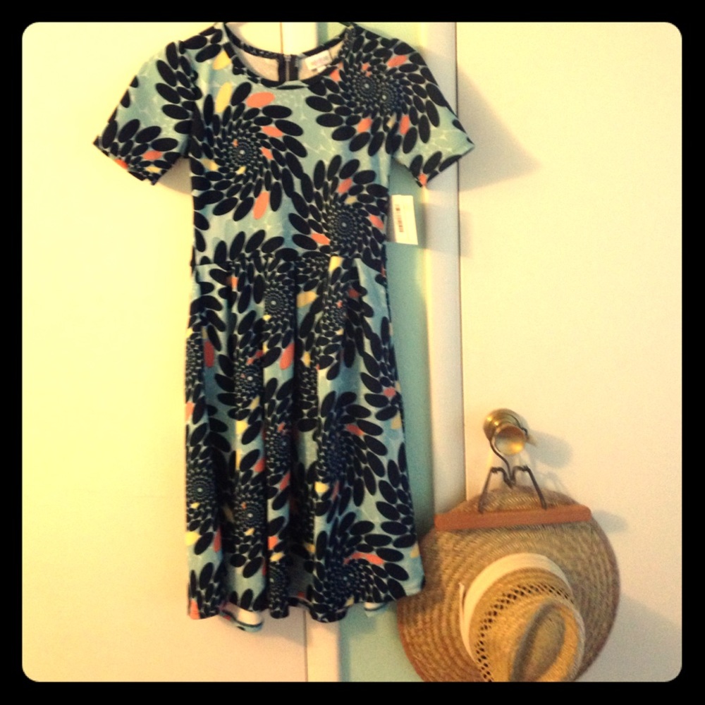 XS LuLaRoe Amelia in elusive swirl pattern NWT