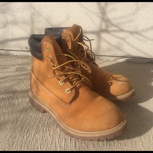 Women's Timberlands size 6!