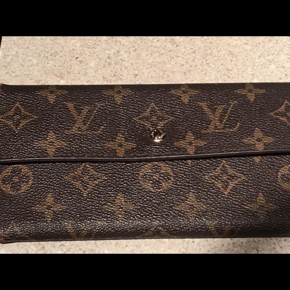 AUTHENTIC Louis Vuitton monogram Sarah wallet.