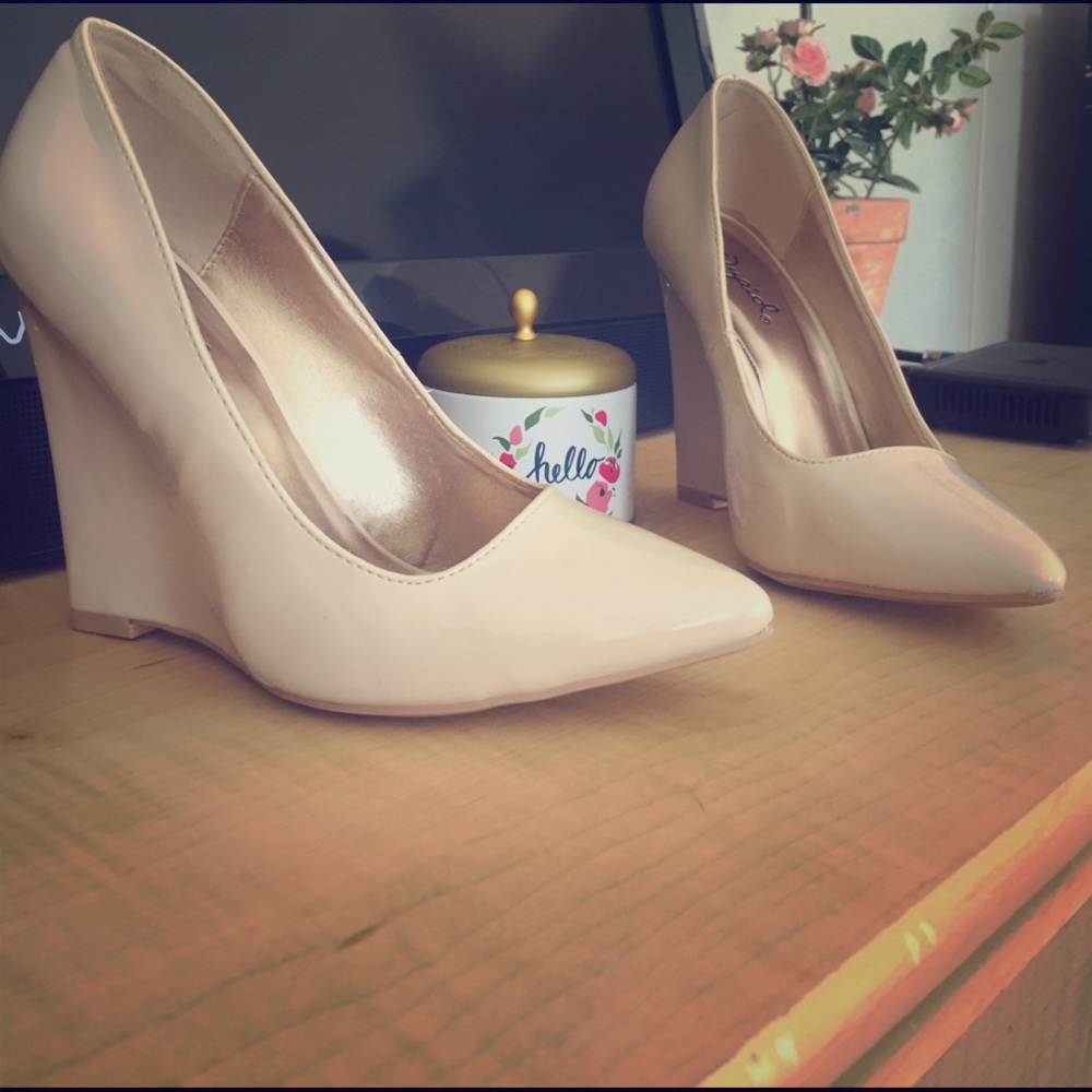 💕FLASH SALE💕Nude-colored Heels