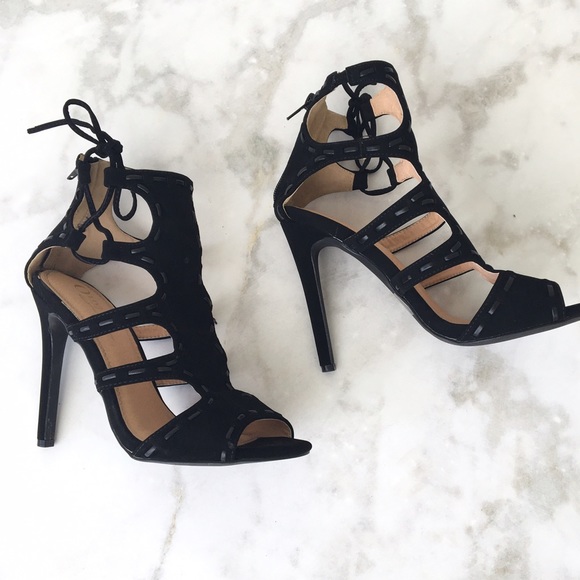 ▫️SOLD OUT▫️BLACK SIDE CUT OUT PEEP TOE HEELS - Picture 3 of 5