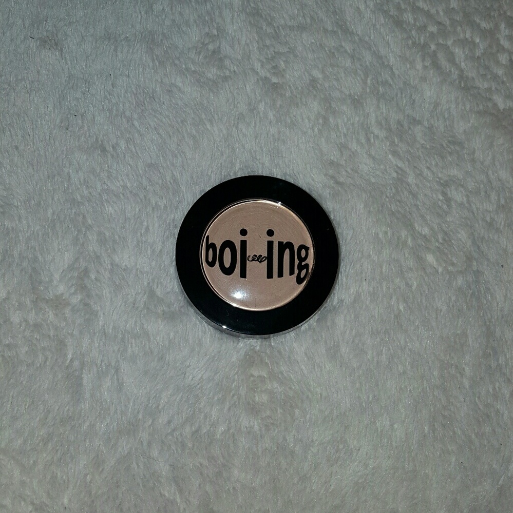 Benefit boi-ing industrial strength concealer