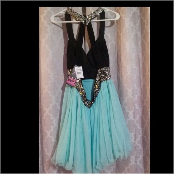 A beautiful 👗 for any special occasion. - Picture 3 of 3