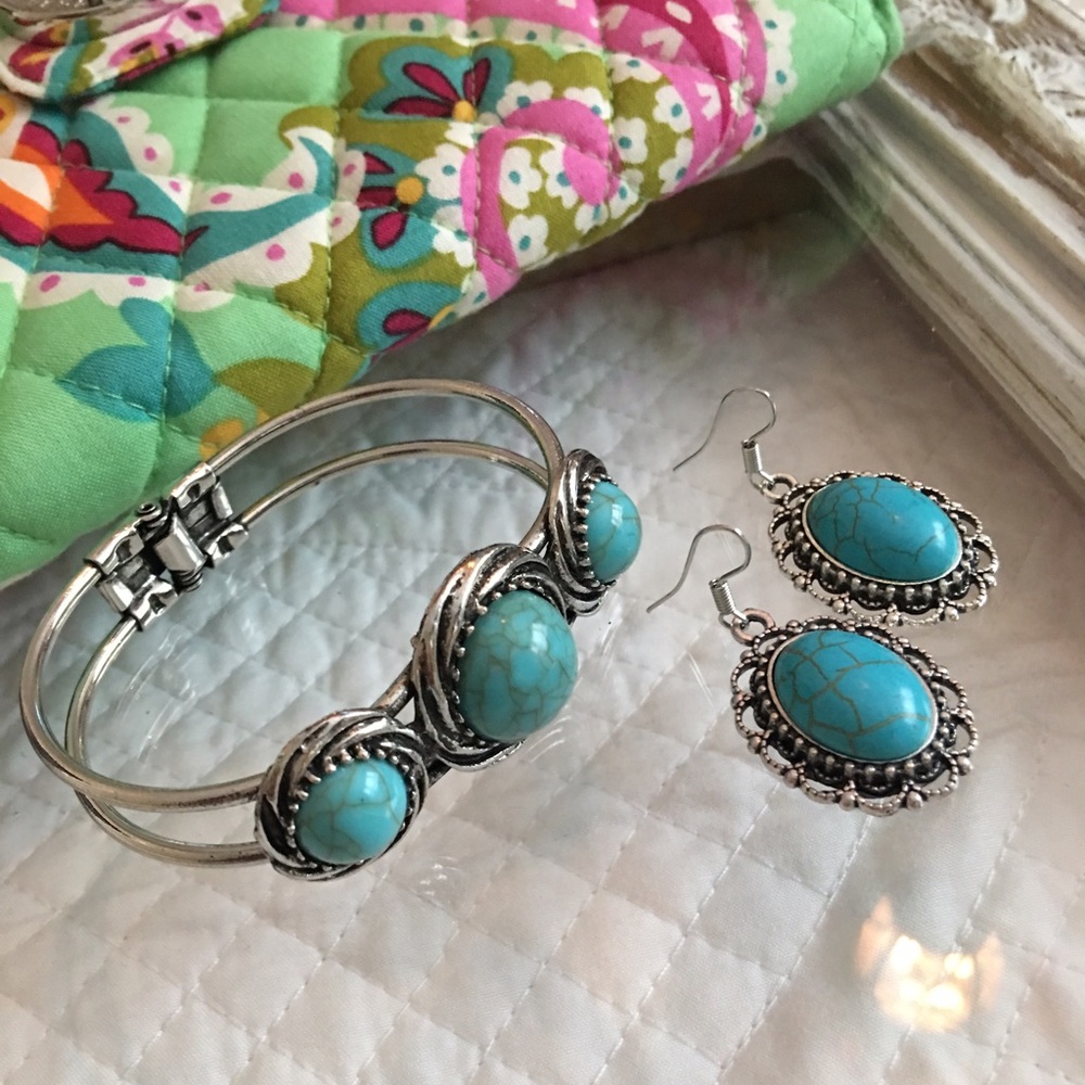 Bracelet and earring set in Silver Tone