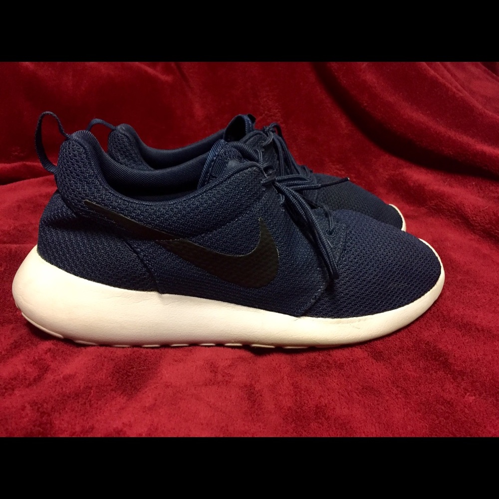 Navy Nike Roshes