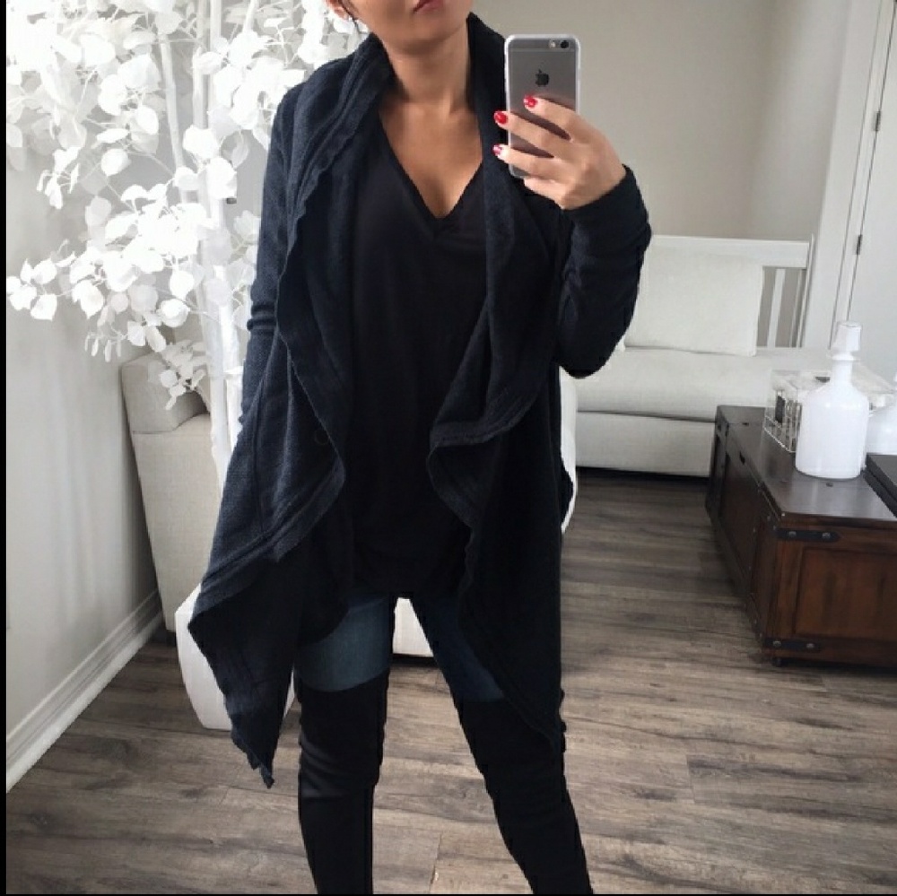 REPOSH Black sweater with hood