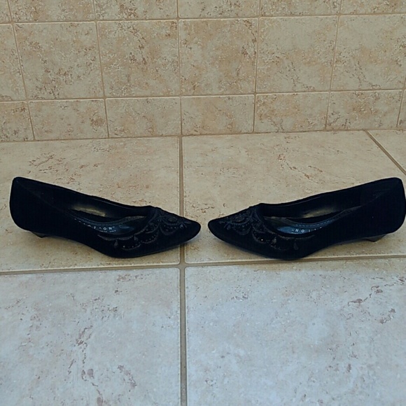 SOLD! Kenneth Cole Reaction flats - Picture 2 of 4
