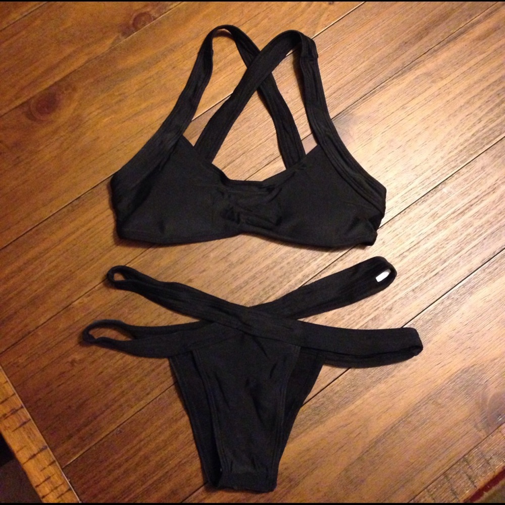 Only 1 lrg Left! Criss Cross bikini set - Picture 5 of 8