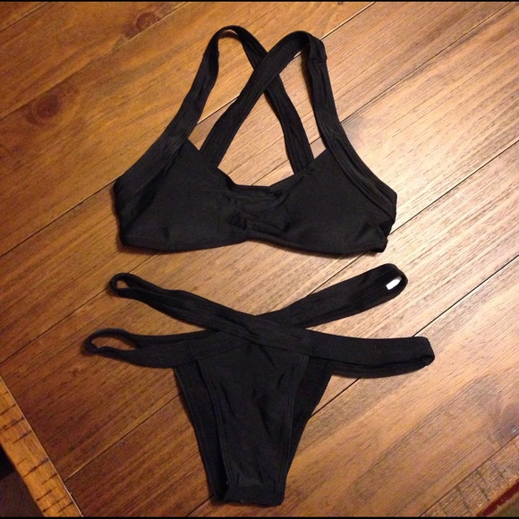 Only 1 lrg Left! Criss Cross bikini set - Picture 5 of 8