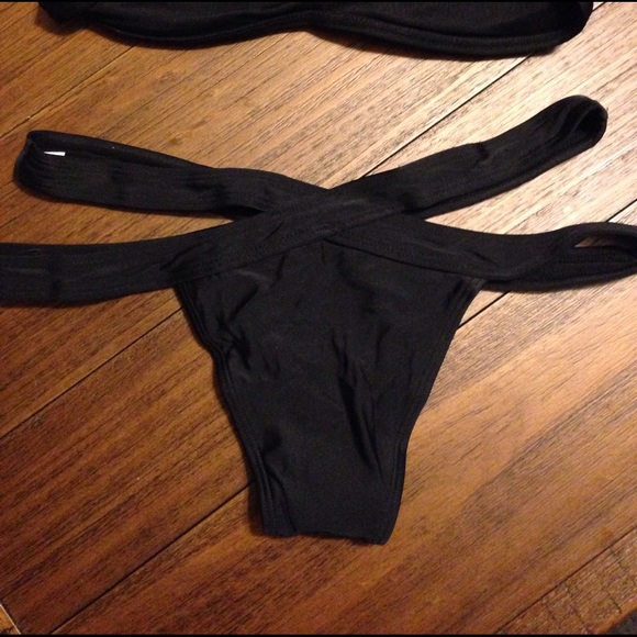 Only 1 lrg Left! Criss Cross bikini set - Picture 8 of 8
