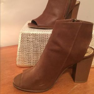 🌷Madden Girl Ninaaa peep toe booties!