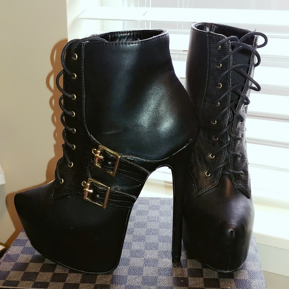 Sophia & Lee Black Ankle Bootie