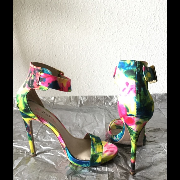 Bold sandal heel, perfect for spring! - Picture 2 of 3