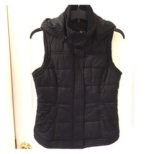 Black vest with pockets and detachable hood