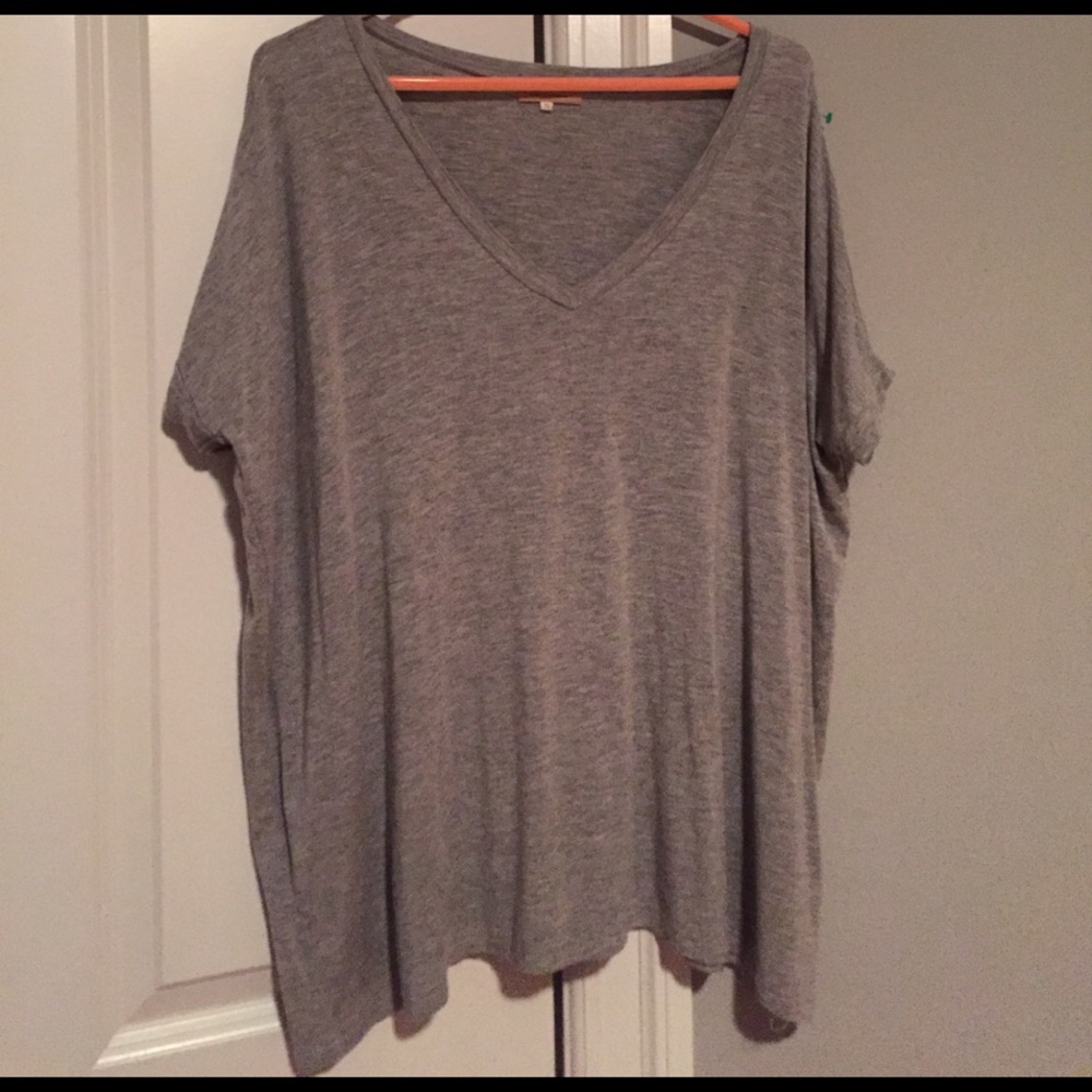 Oversized basic V neck tee