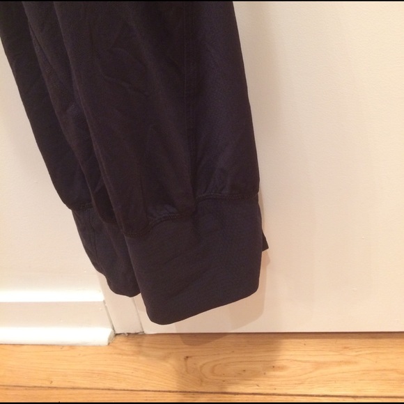 Lulu racer tank with built in sports bra - Picture 4 of 6