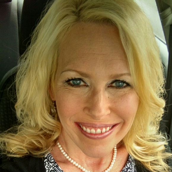 Meet your Posher, Lorrie - Picture 2 of 3