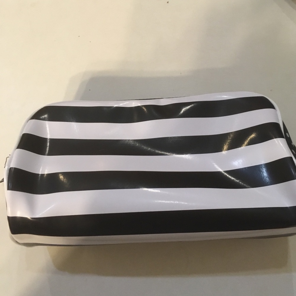 FREE w/ Bundle Blk & White Cosmetic Travel Case.