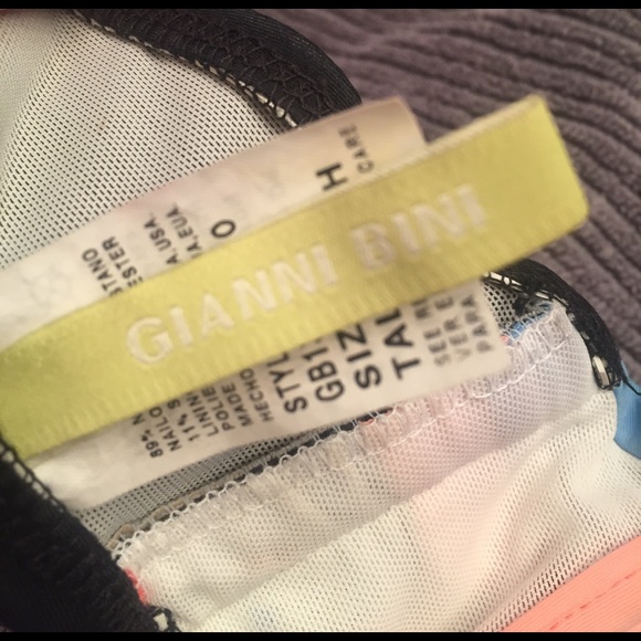 Bikini - Picture 4 of 5