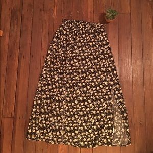 Adorable floral maxi skirt! 2 slits in front