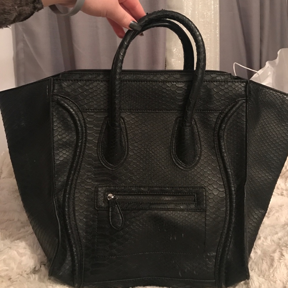 Structure handbag! Embossed snake skin