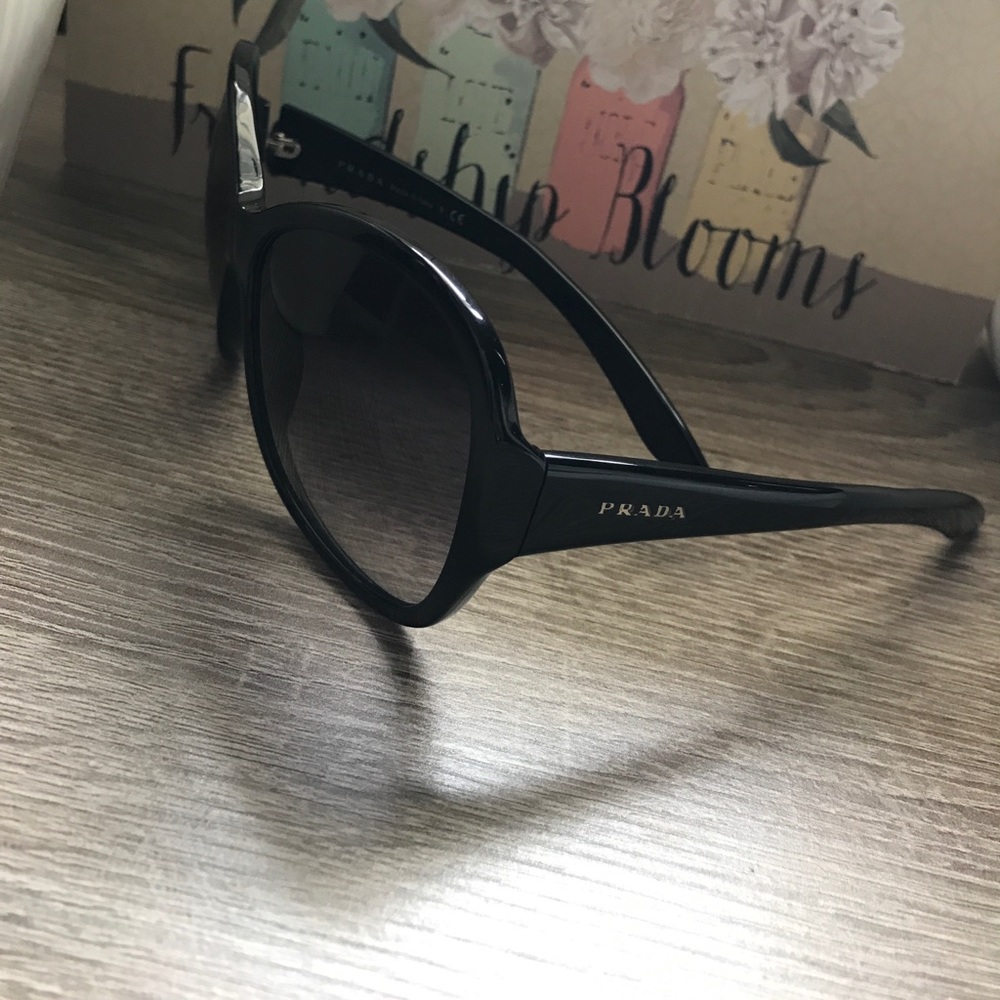 Prada Sunglasses SPR20L
