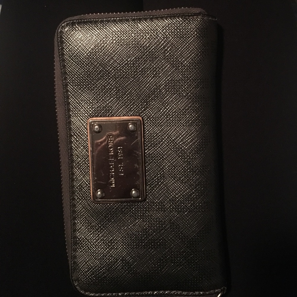 Michael kors logo wallet