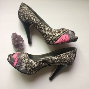 ♥️Madden Girl peep toe platform heel animal print