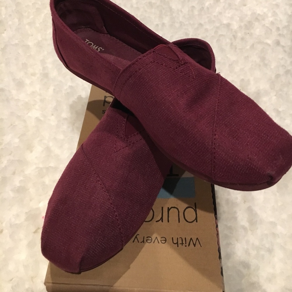 Burgundy classic women's Toms size 8.5