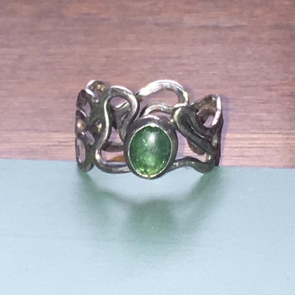 🎉HP🎉 Fun metal ring with green stone