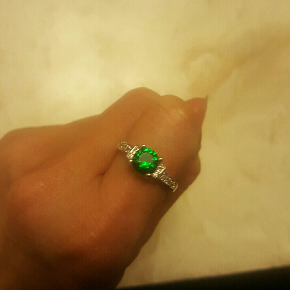 $25 green aaa cubic Zirconia size 7