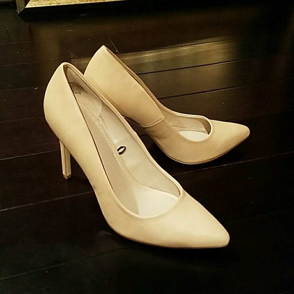 Nude pumps