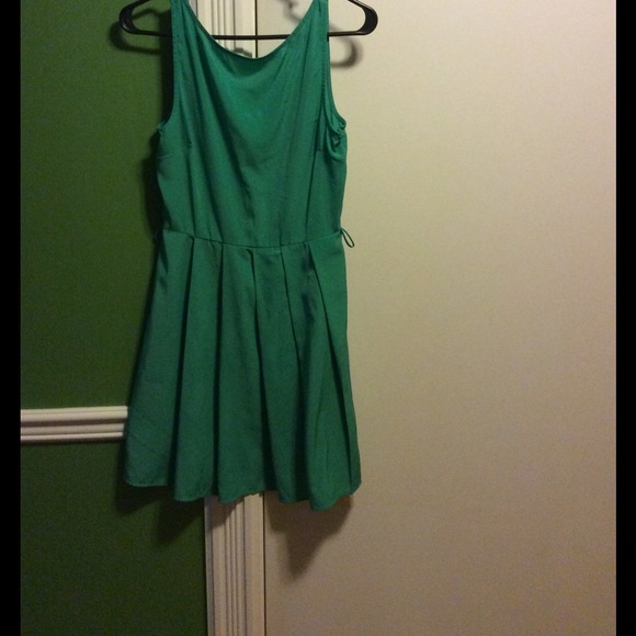 Green summer dress - Picture 3 of 4