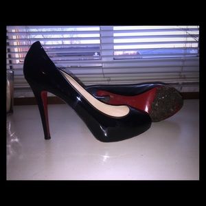 Black patent leather peep toe pumps