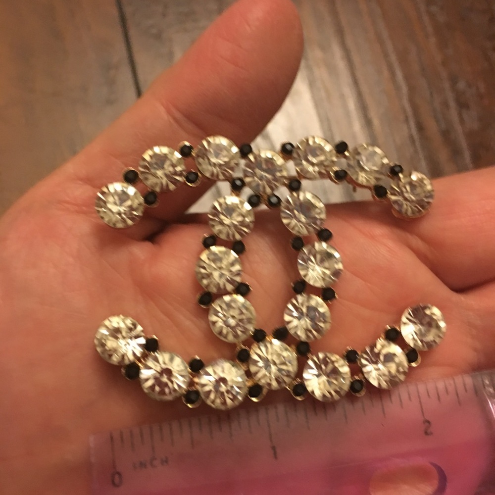 Fashion crystal brooch