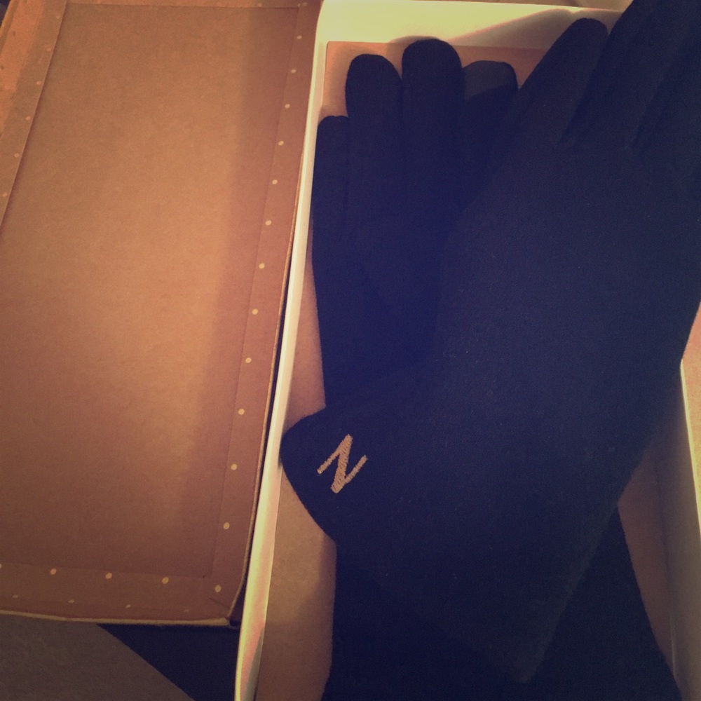 Monogrammed 'N' gloves